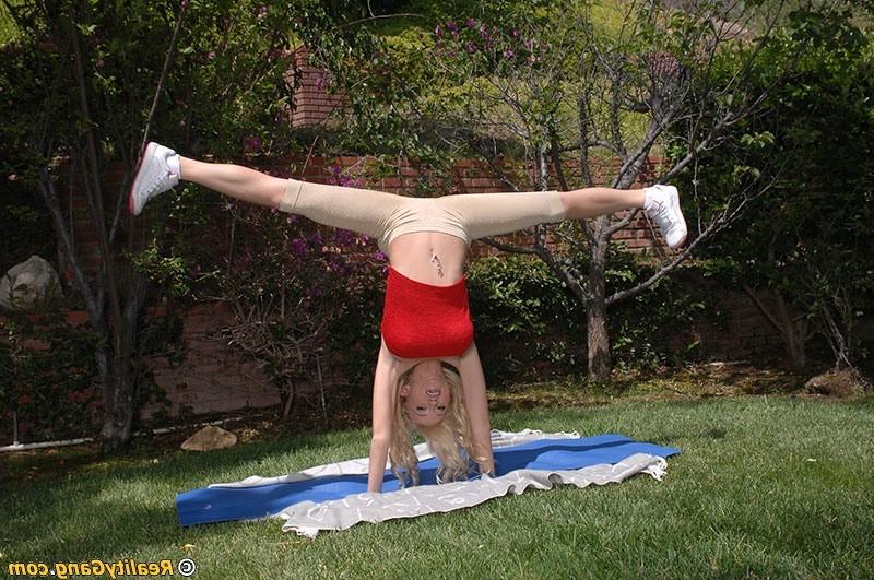 15P Flexible pornstar blonde babe fucking and sucking