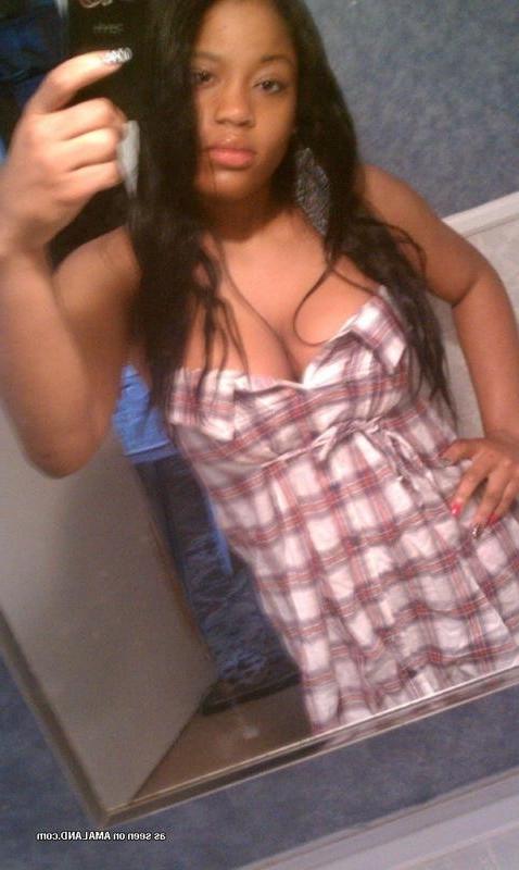 10P Busty amateur babe selfshooting in front of the mirror