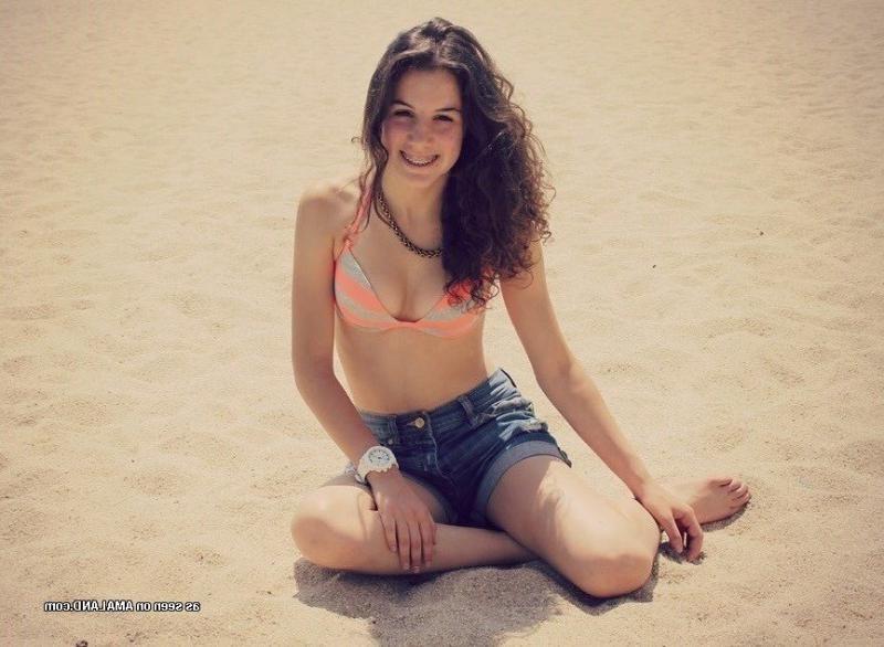10P Compilation of amateur chicks posing sexy in bikinis