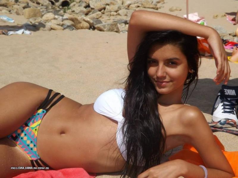 10P Compilation of amateur chicks posing sexy in bikinis