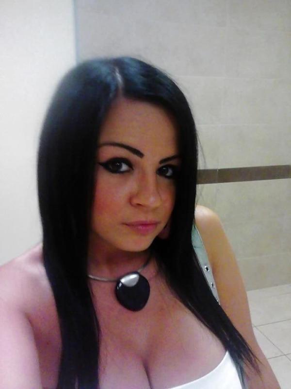 4P Heavy-chested hottie shows off fine curves while posing
