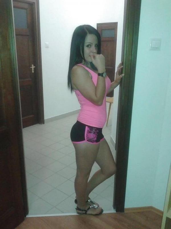 4P Heavy-chested hottie shows off fine curves while posing