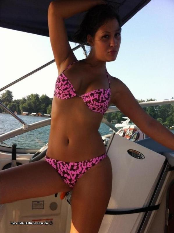 10P Compilation of hotties in bikinis and lingerie posing