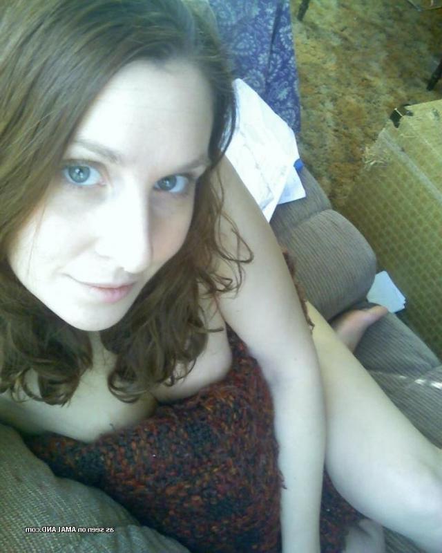 10P Non-nude blue-eyed babe teasing in self-shot pictures