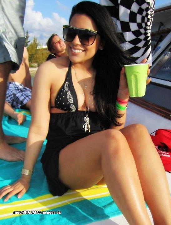 8P Amateur heavy-chested babe self-shooting with her friends