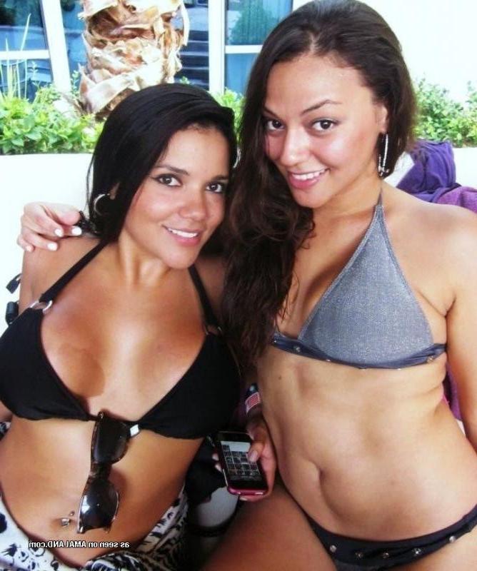 8P Amateur heavy-chested babe self-shooting with her friends