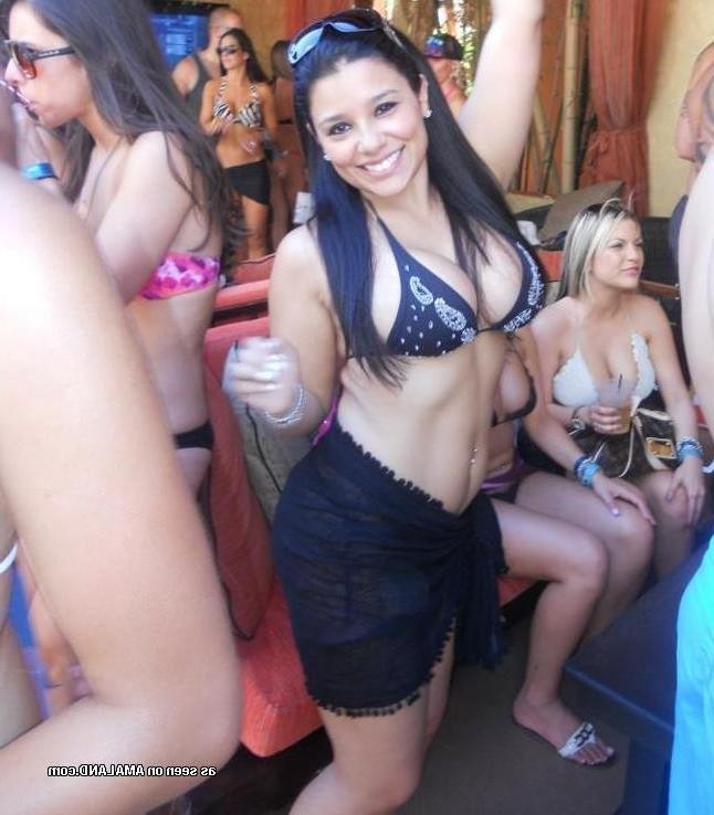 8P Amateur heavy-chested babe self-shooting with her friends