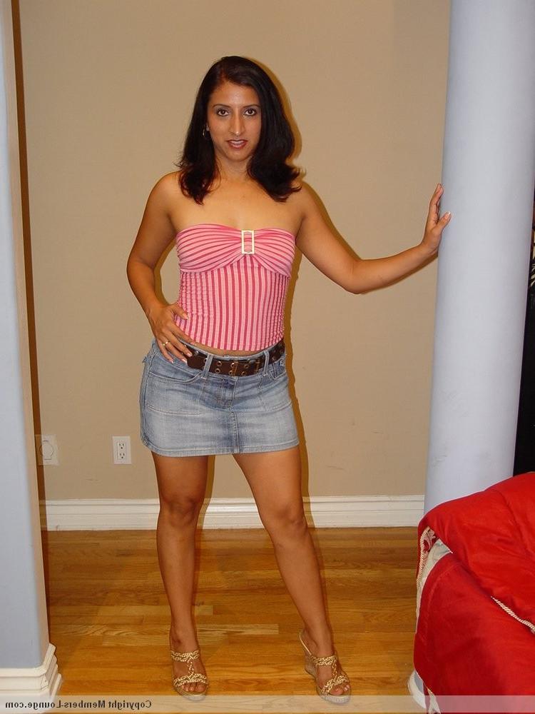 15P Horny Indian showing her ass