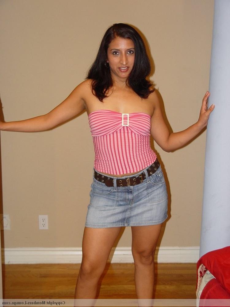 15P Horny Indian showing her ass
