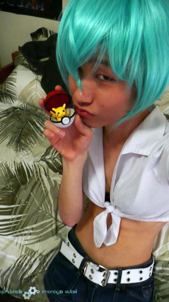 16P Young japanese newhalf in blue wig posing