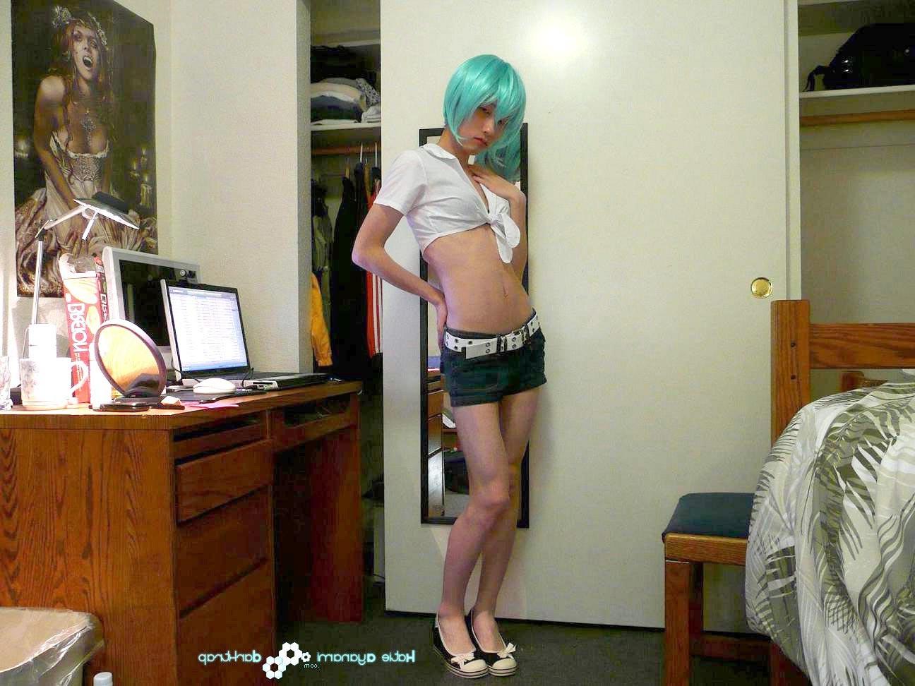 16P Young japanese newhalf in blue wig posing