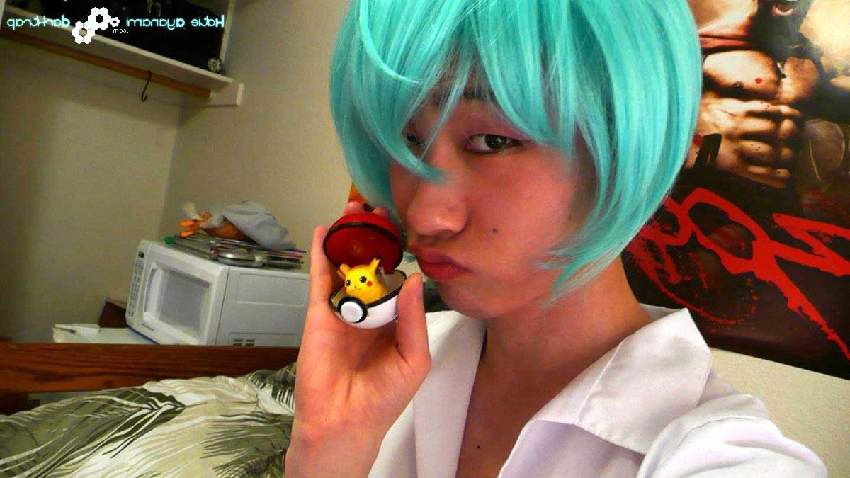 16P Young japanese newhalf in blue wig posing