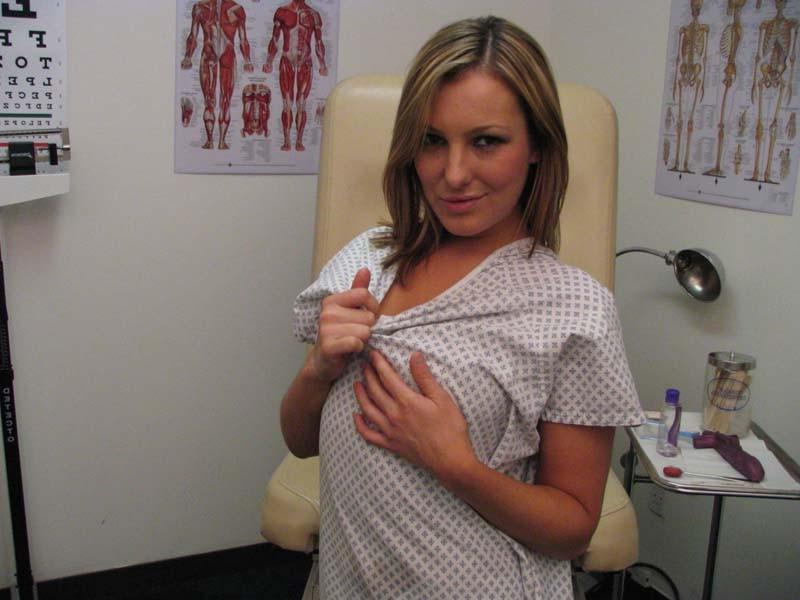 20P Yummy chick gets her orgasm fix on the dentist chair.