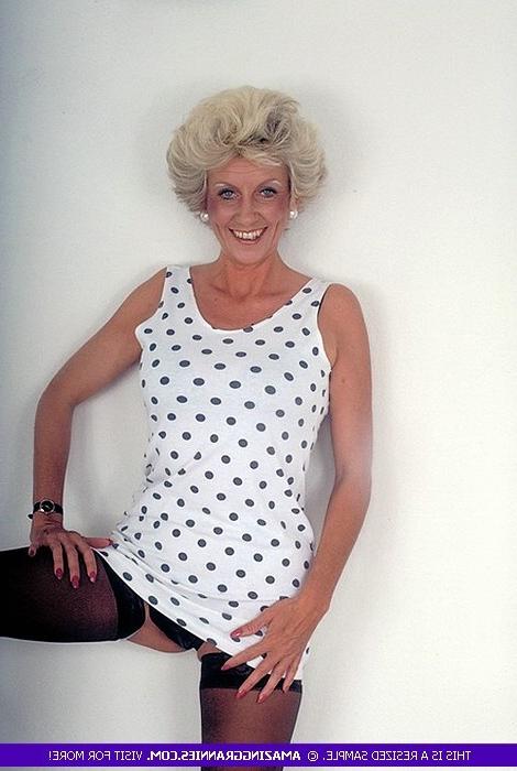 12P Busty Mature Woman Self Pleasing Her Shaven Lusty Pussy