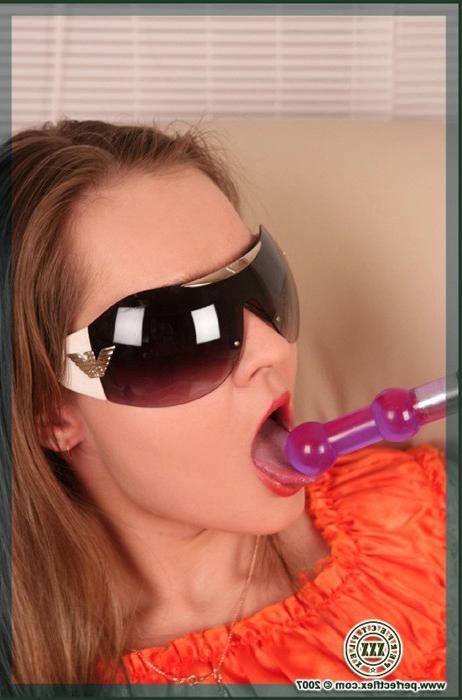 16P Flexible teen toys her pussy with her long legs behind her head