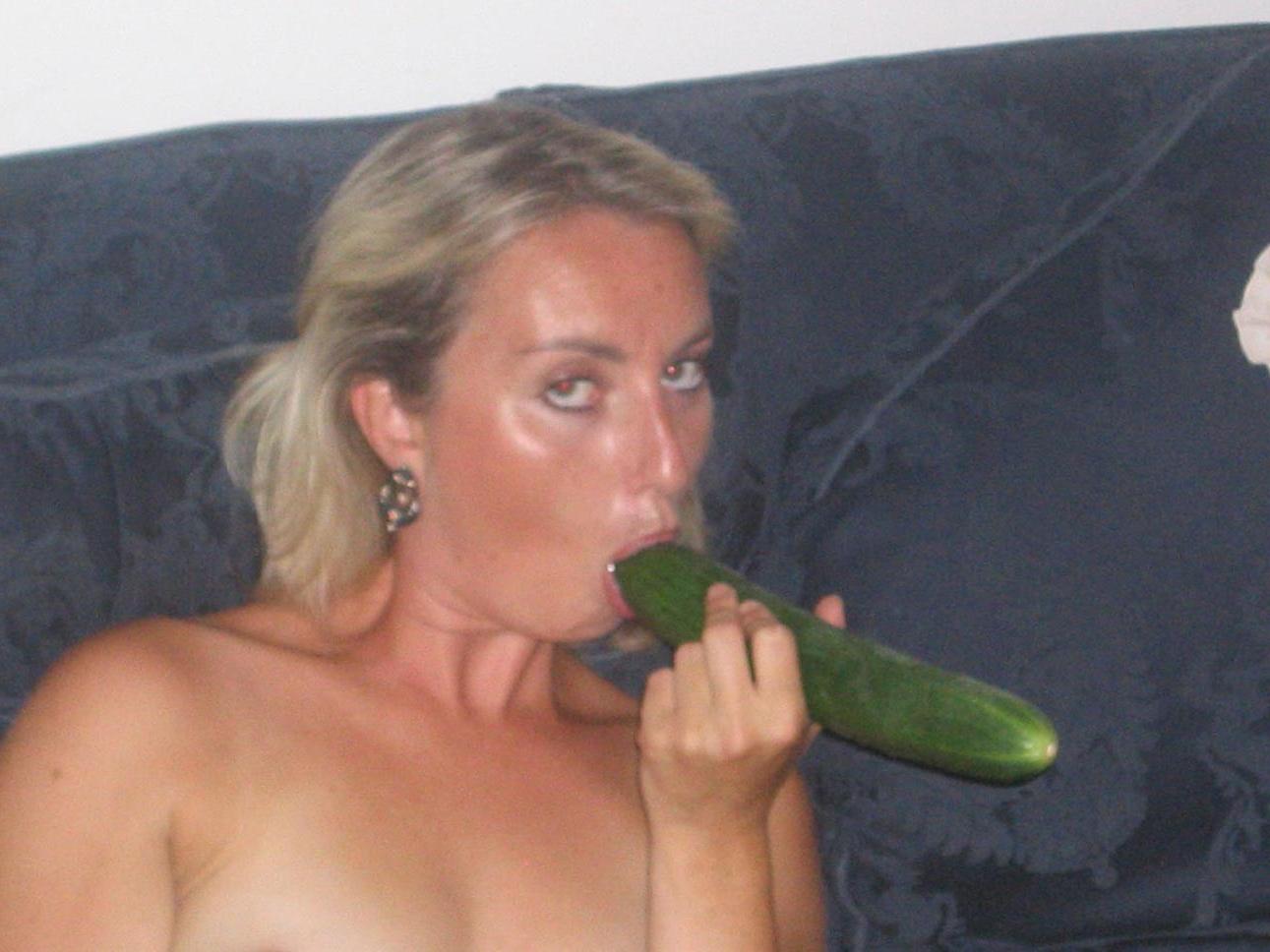 20P Amateur mature wife toying with vegetables at home