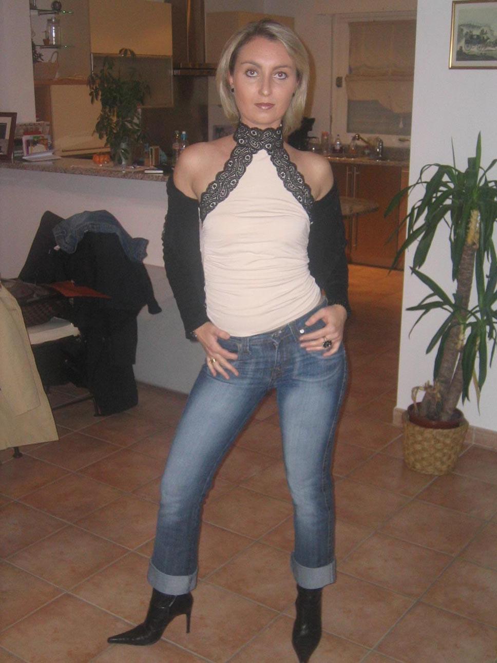 20P Amateur mature wife toying with vegetables at home