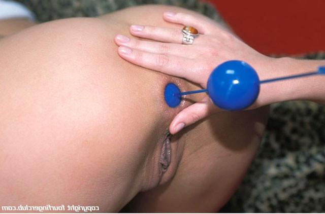 15P Two hot ladies using butt beads