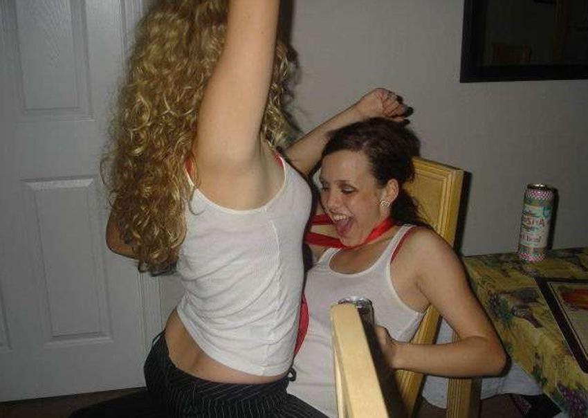 15P Wild Drunk College Coeds Party And Flash Boobs