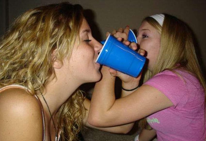 15P Wild Drunk College Coeds Party And Flash Boobs