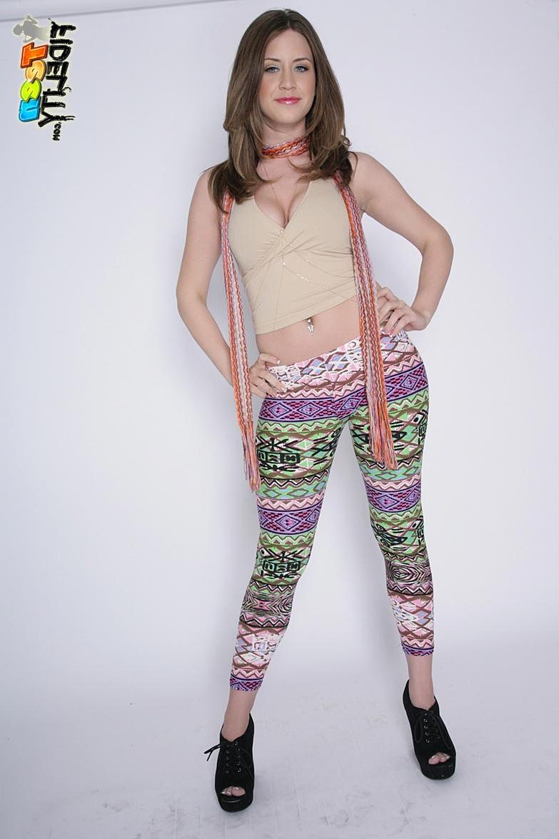 15P Delilah Blue shows her nice body