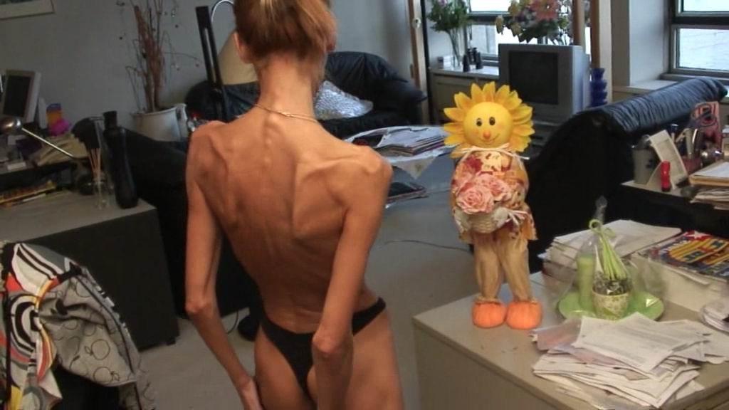 16P anorexic girl posing for food