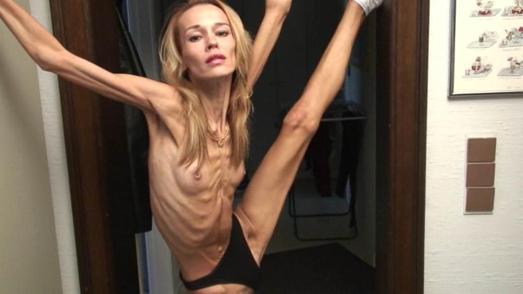 16P anorexic girl posing for food