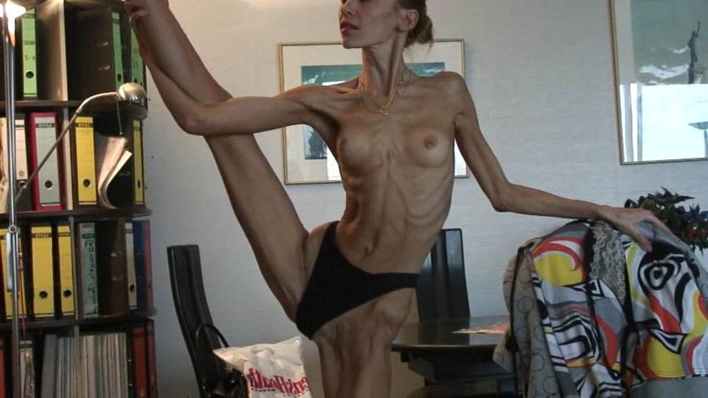 16P anorexic girl posing for food