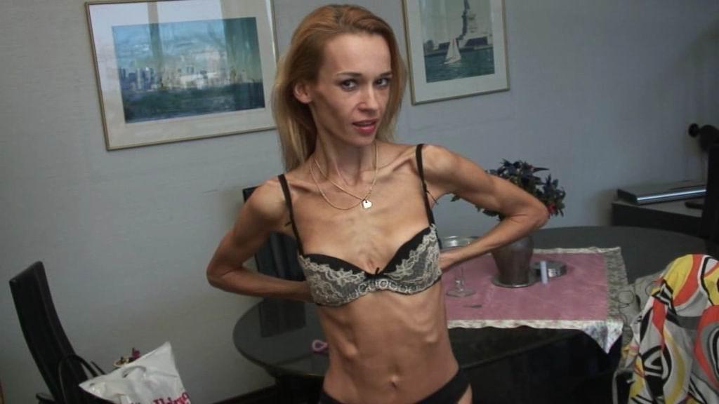 16P anorexic girl posing for food