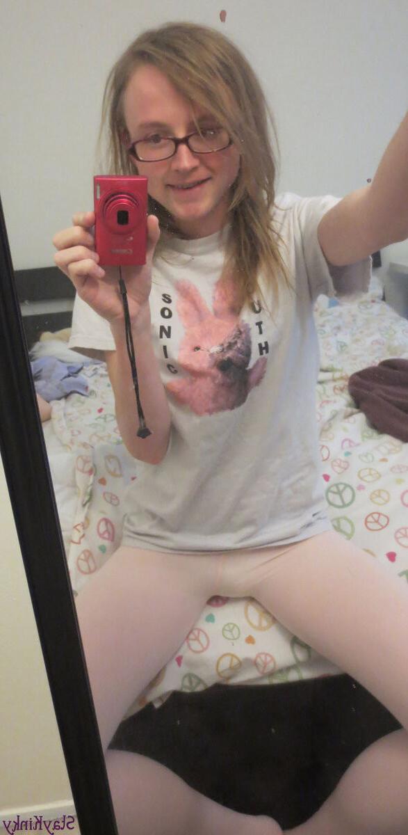 10P Teen TS Riley Kilo wearing diapers to catch her piss from her trap cock