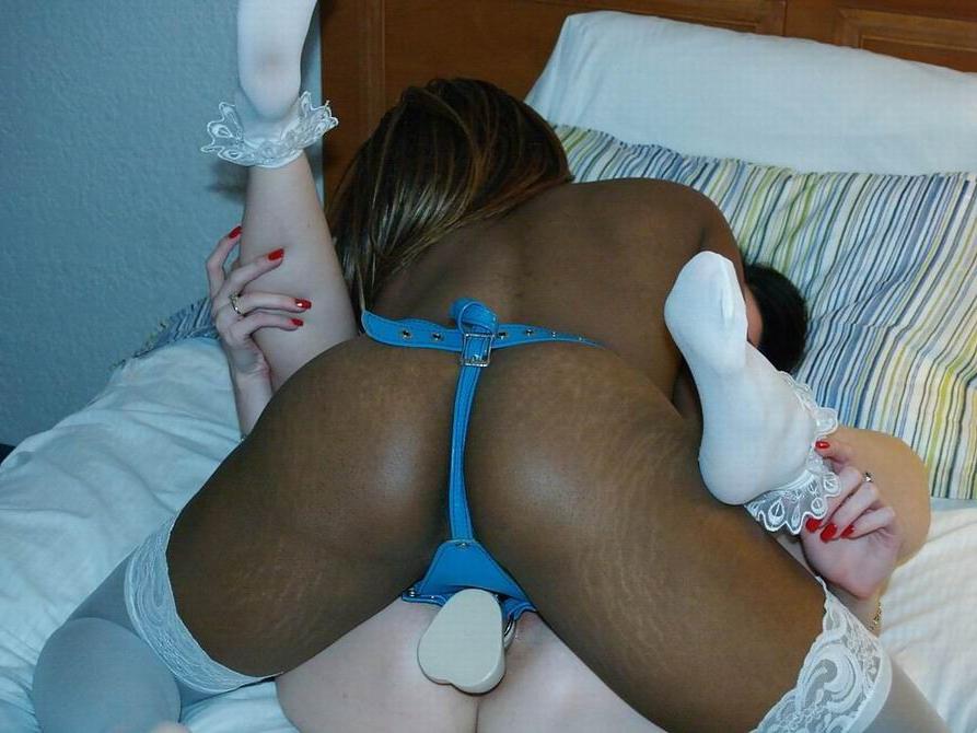 18P Interracial amateur lesbians gets straponed each other