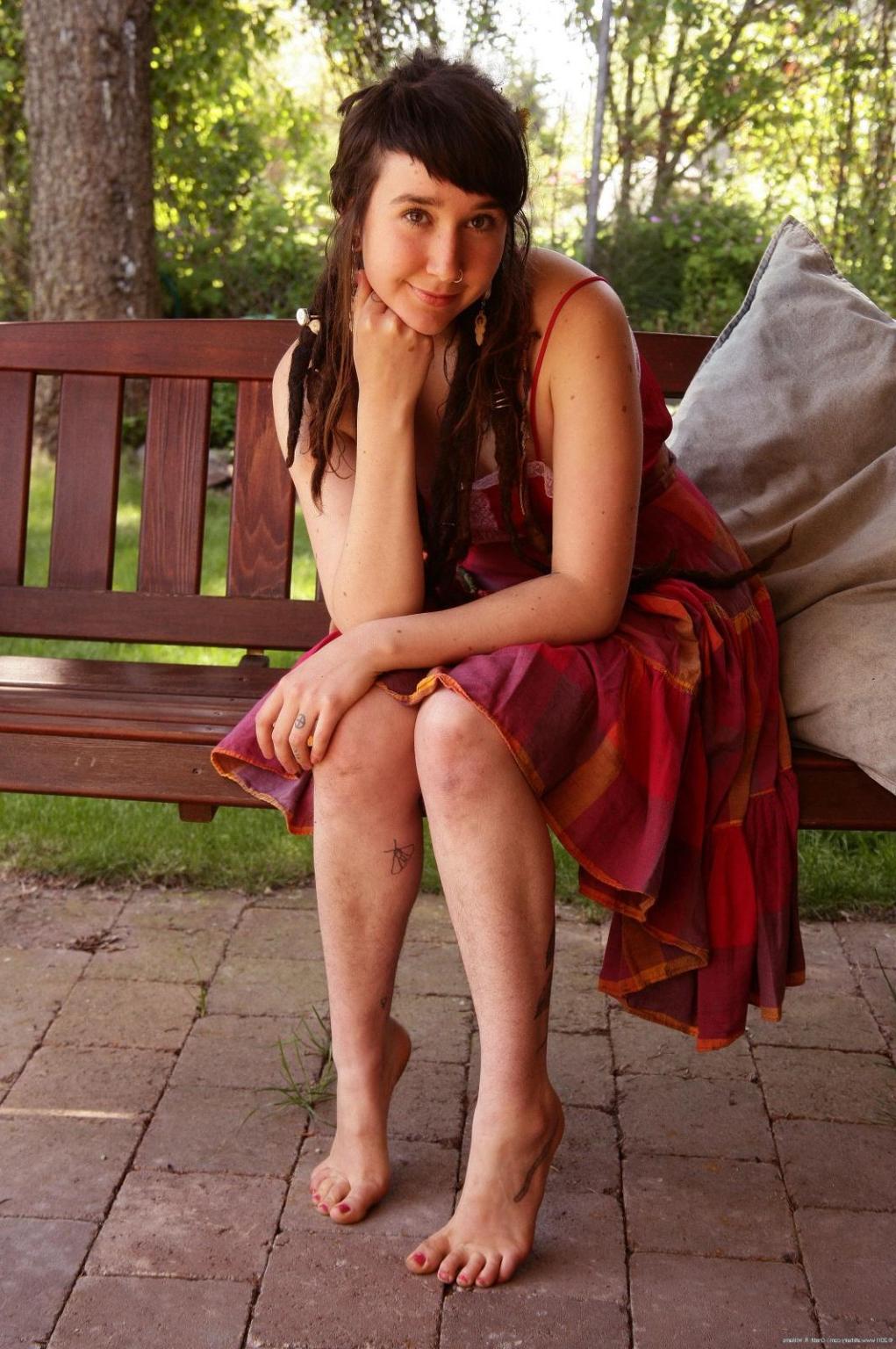 15P Natural hairy amateur teen spreading outdoors
