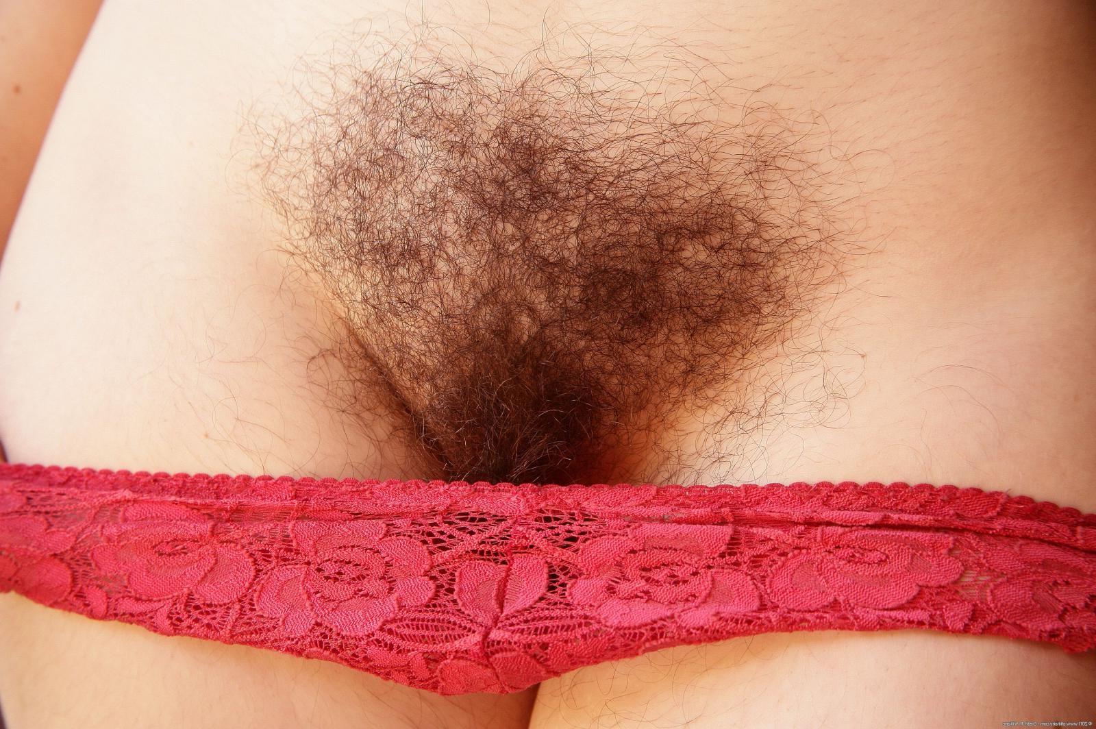 15P Natural hairy amateur teen spreading outdoors