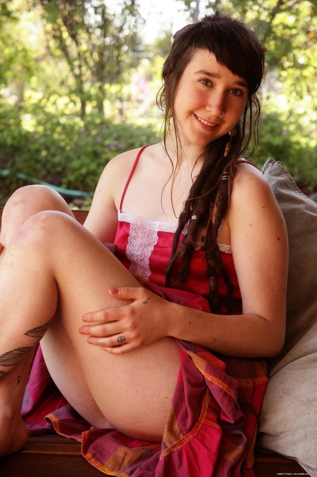 15P Natural hairy amateur teen spreading outdoors