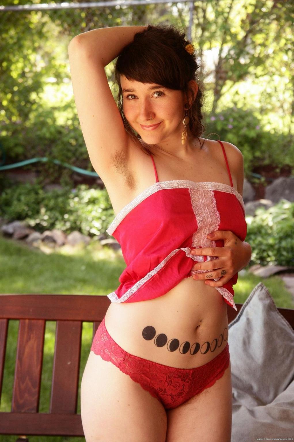 15P Natural hairy amateur teen spreading outdoors