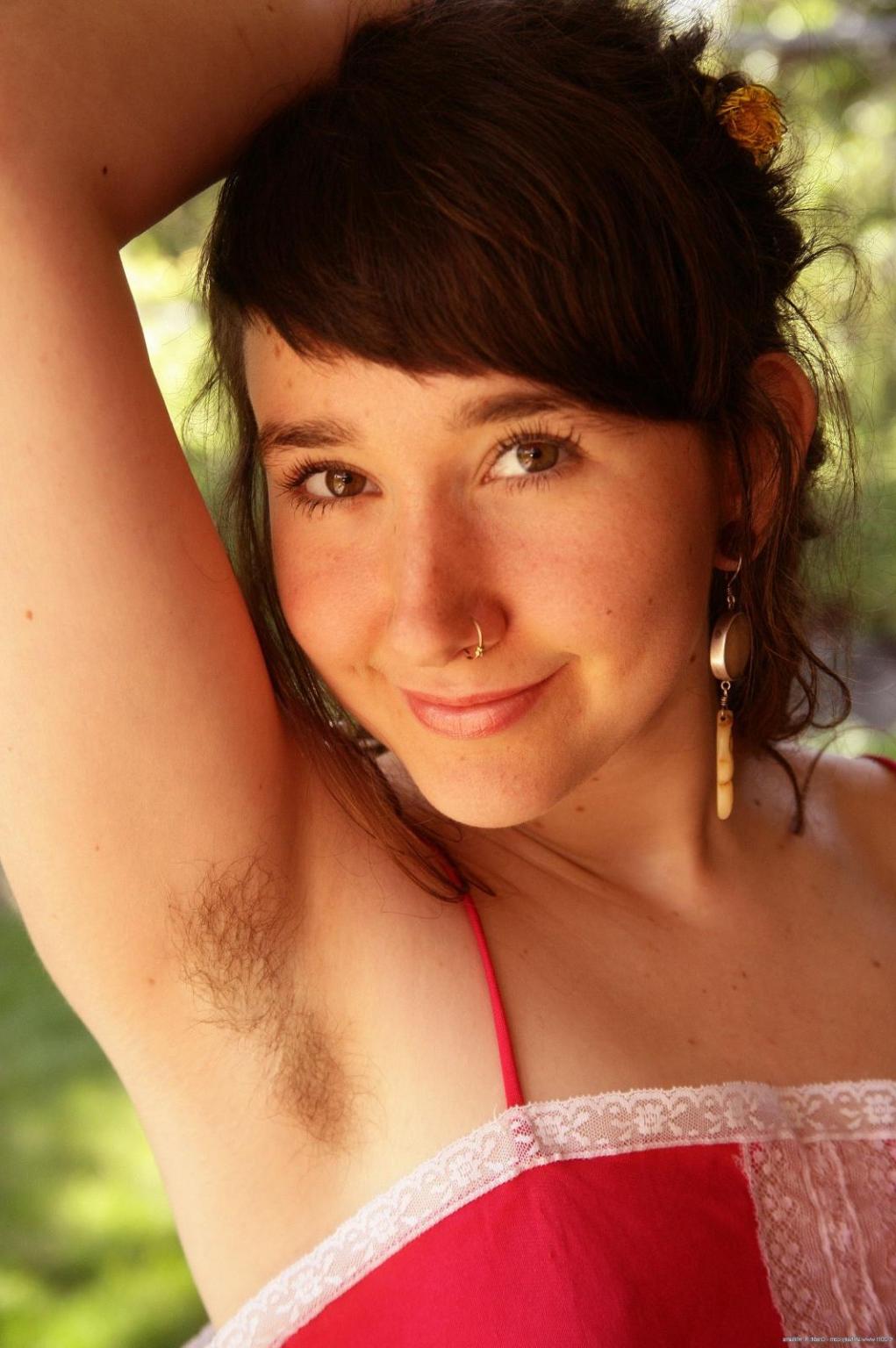 15P Natural hairy amateur teen spreading outdoors