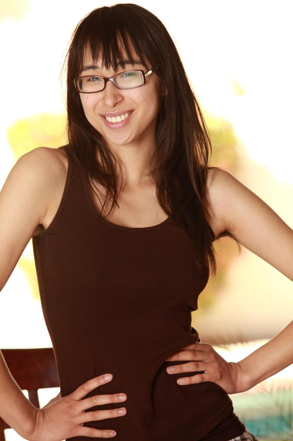15P Hairy natural amateur teen Alice spreads muff