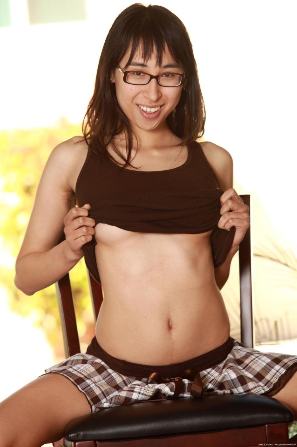 15P Hairy natural amateur teen Alice spreads muff