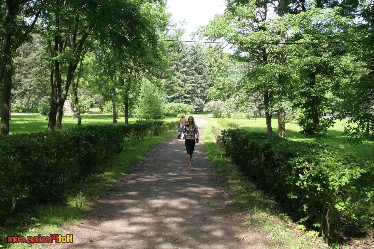 15P Young blondie with long hair has a piss in the middle of a park road