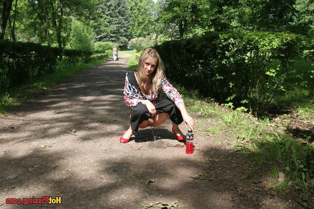 15P Young blondie with long hair has a piss in the middle of a park road