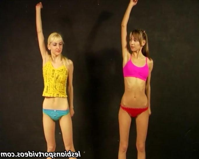 15P Two flexible chicks do nude exercises synchronously