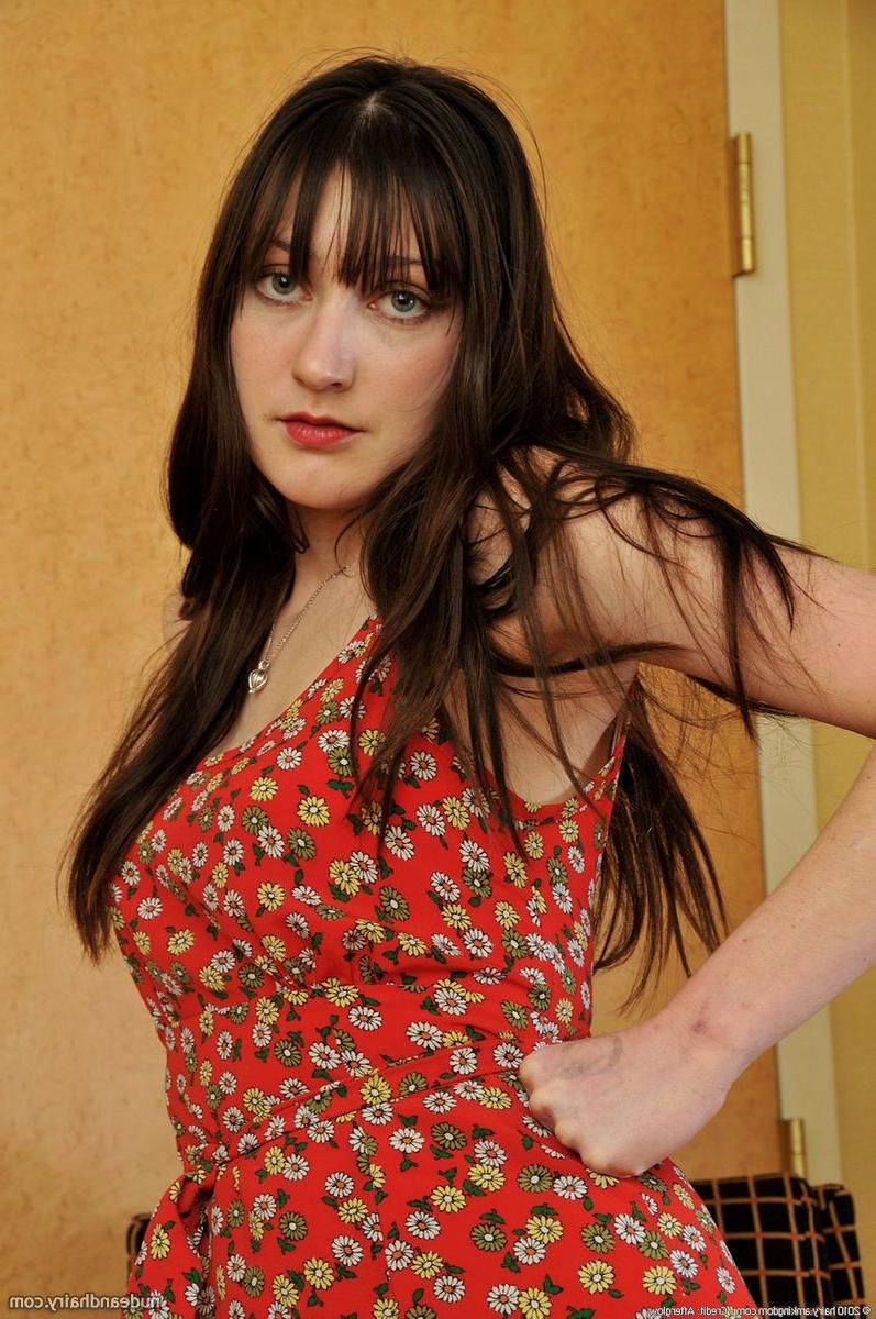 15P Hairy amateur teen Wendy spreads furry pussy