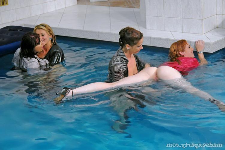 16P Horny sluts fucking at group pool party