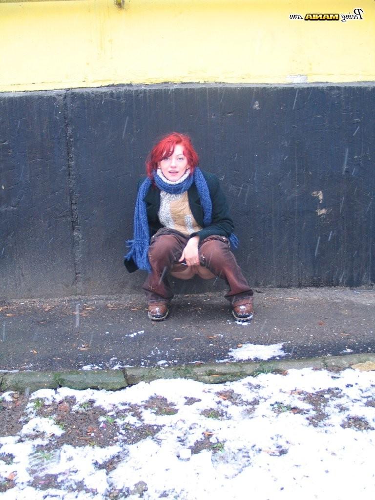 15P Naughty redhead does a slash and wipes her pussy behind a building