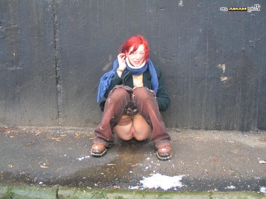 15P Naughty redhead does a slash and wipes her pussy behind a building