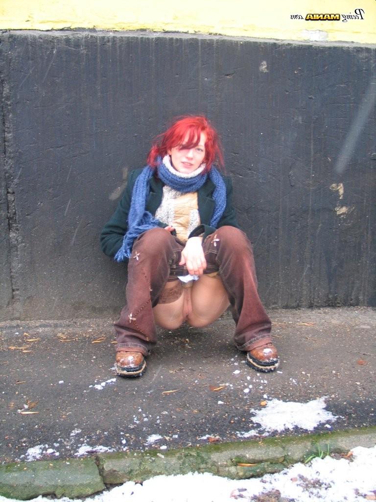 15P Naughty redhead does a slash and wipes her pussy behind a building