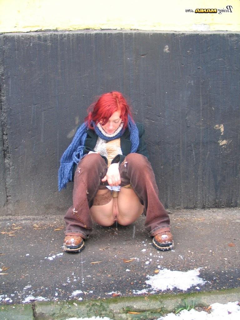15P Naughty redhead does a slash and wipes her pussy behind a building
