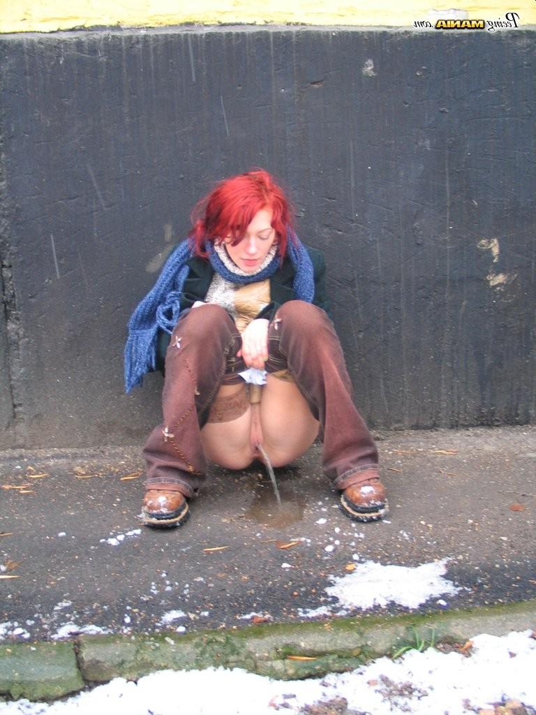 15P Naughty redhead does a slash and wipes her pussy behind a building