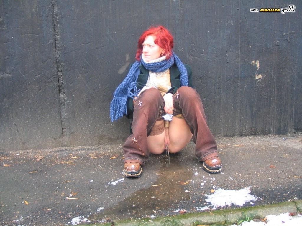 15P Naughty redhead does a slash and wipes her pussy behind a building