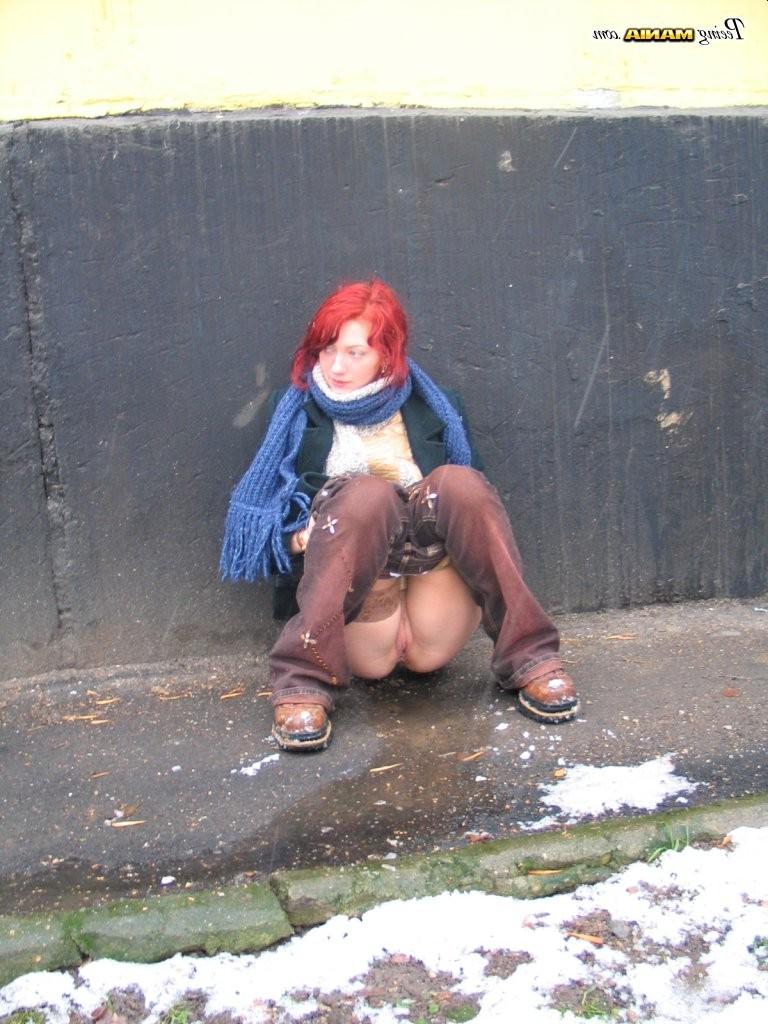 15P Naughty redhead does a slash and wipes her pussy behind a building